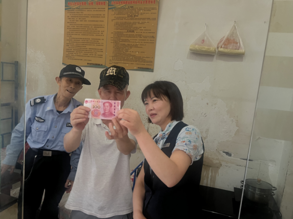 配资门户网站 从柜台讲解到现场互动 民生银行贵阳分行送教上门让反假知识“走”进商厦